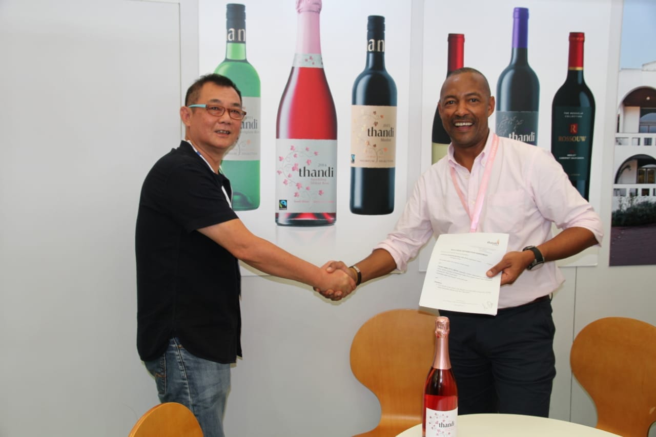Caption: From R to L, Thandi Wines Managing Director, Mr Vernon Henn together with African Premium Brand Asia’s Chief Executive Officer, Mr Richard Ho at the signing of Thandi Wines export contract.